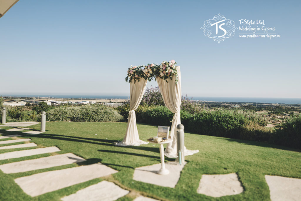 Декор свадебной арки на Кипре