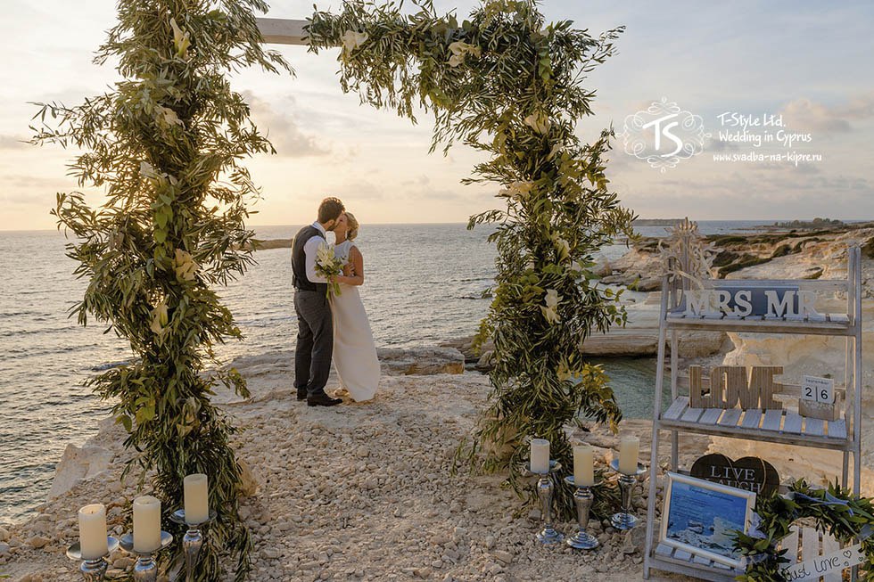 Арка для свадьбы заграницей из оливковых ветвей