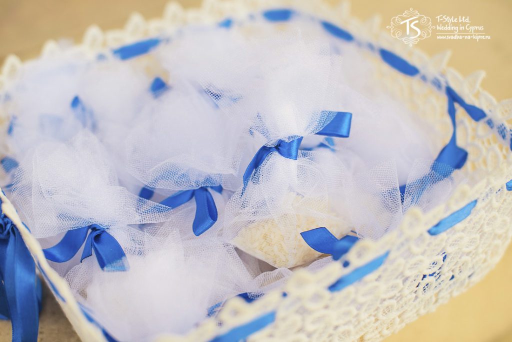 Мешочки с рисом для синей свадьбы на Кипре