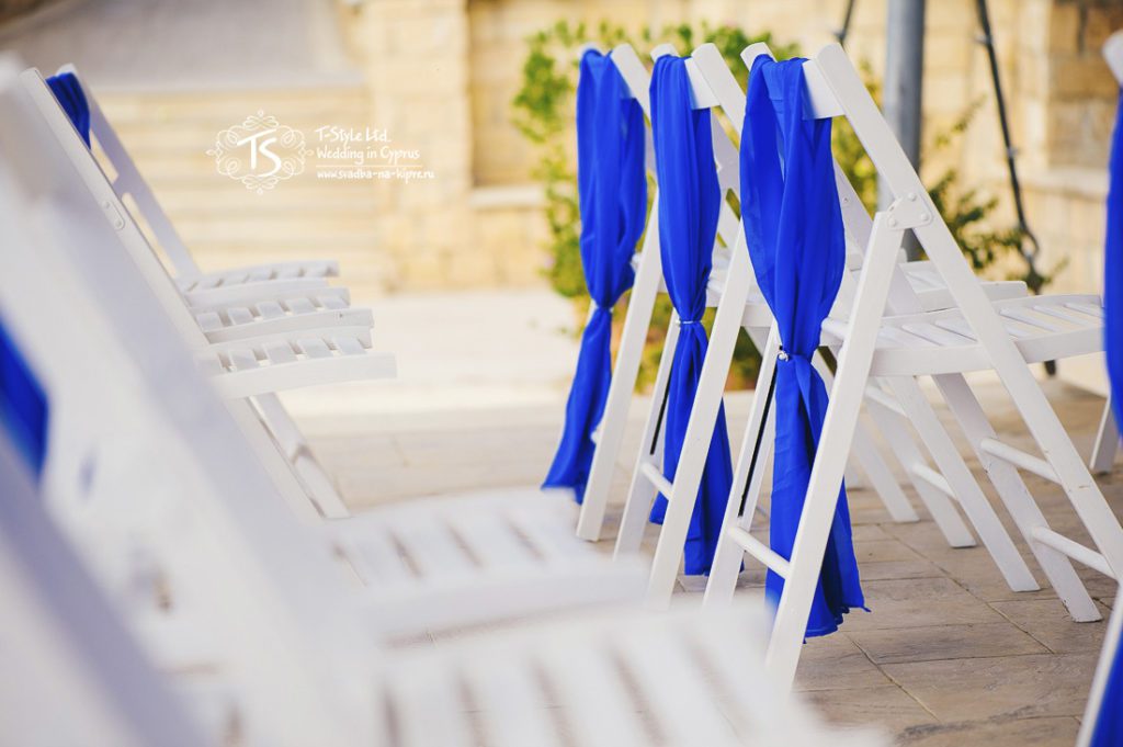 Стулья для синей свадьбы на Кипре в Пафосе