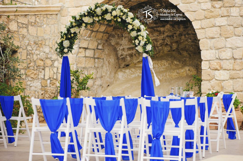 Арка и стулья для синей свадьбы на Кипре