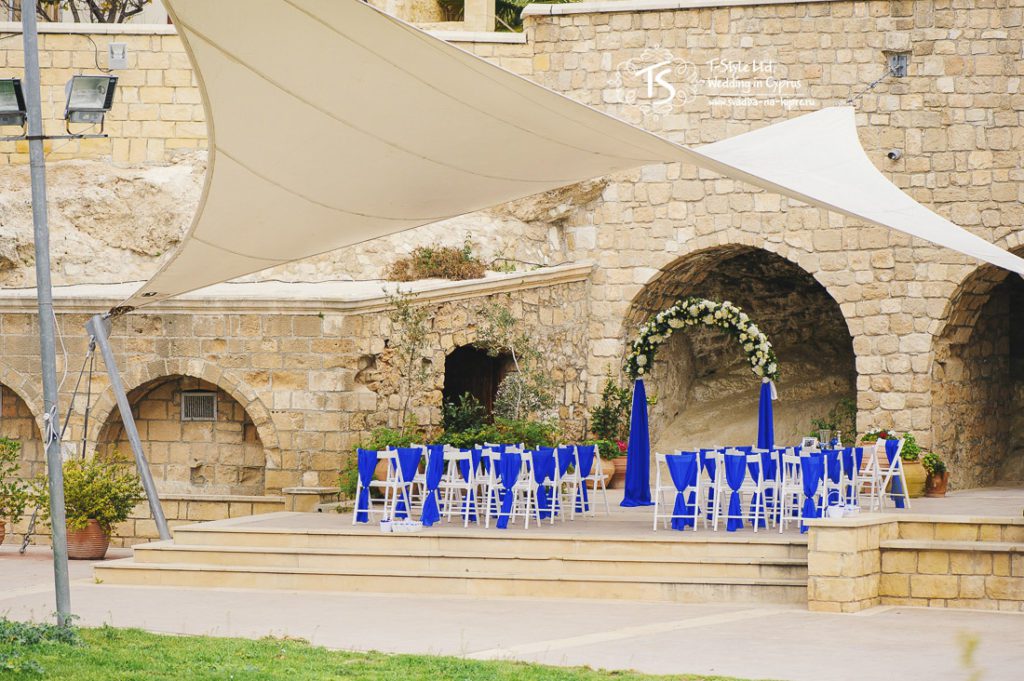 Общий вид места для свадебной церемонии в муниципалитете на Кипре