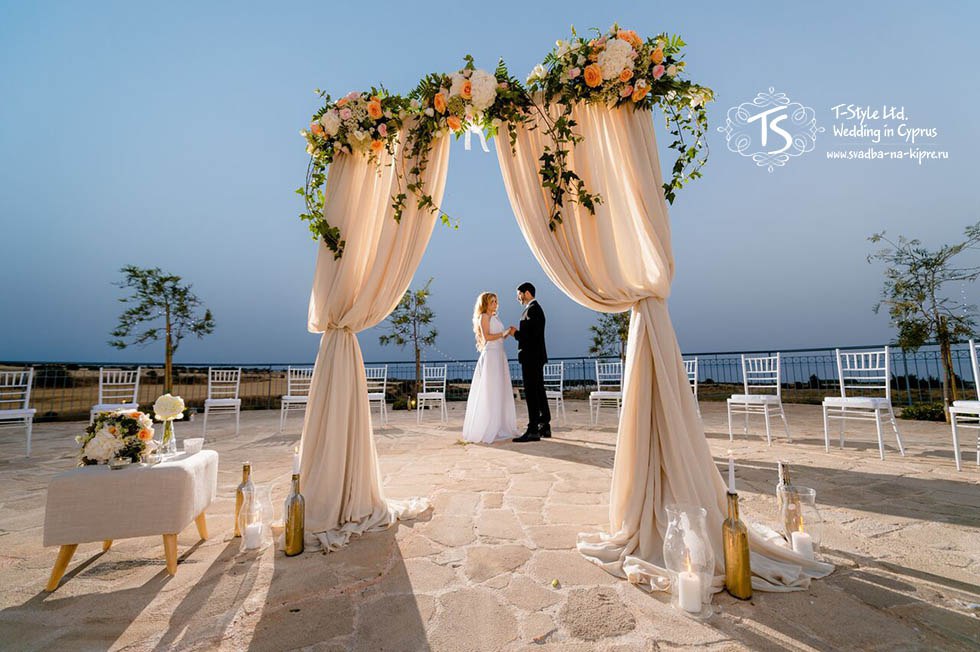 Круглая площадка для свадьбы на Кипре