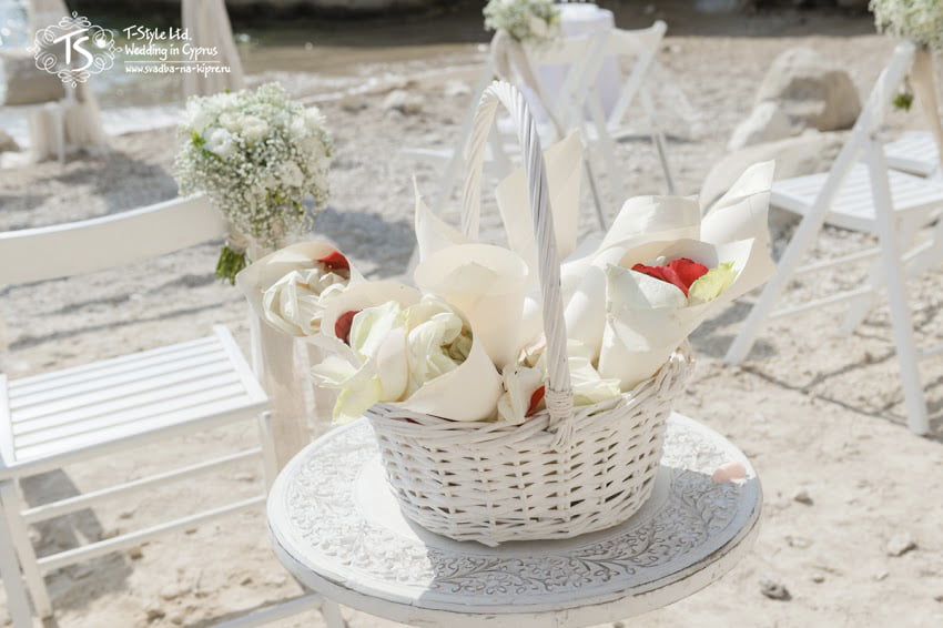 Лепестки роз для свадебной церемонии на пляже на Кипре