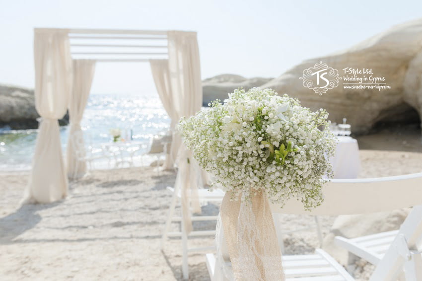 Декор места свадебной церемонии у моря на Кипре