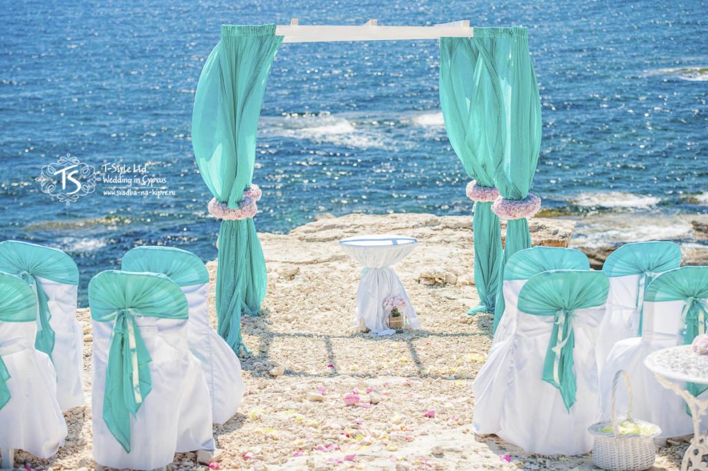 Декор места свадебной церемонии на Кипре на Белых скалах