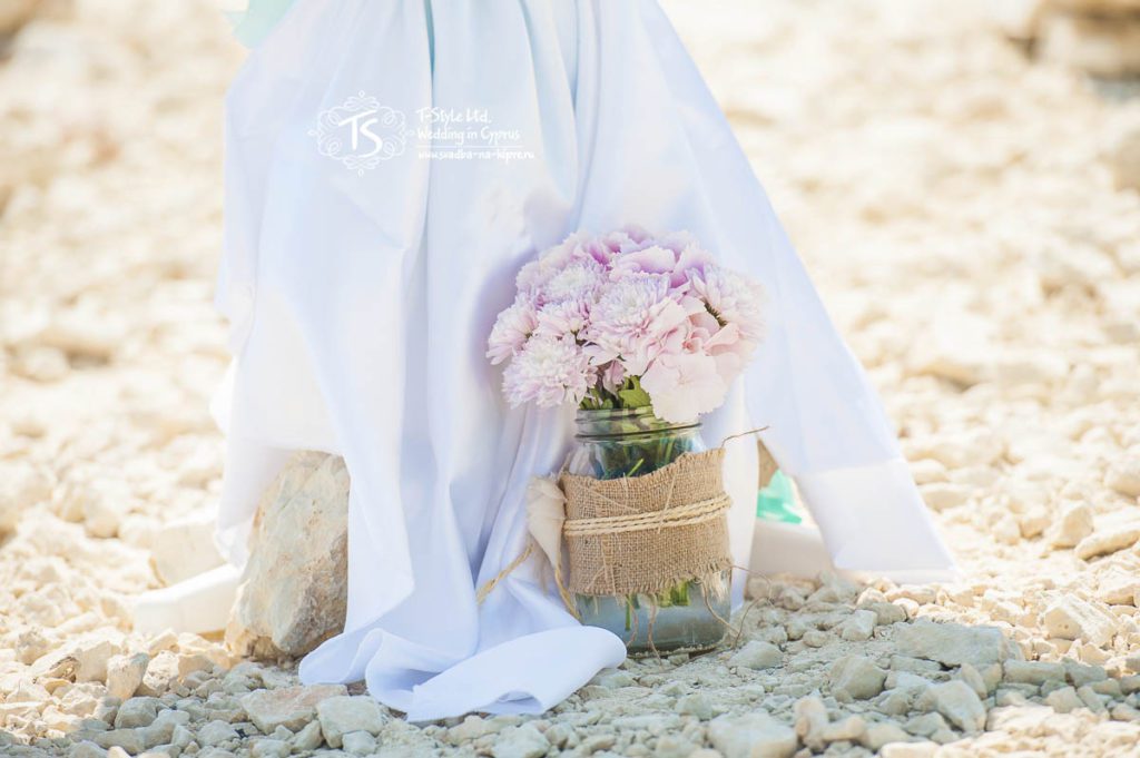 Декор места для свадебной церемонии на Кипре в мятно-розовом цвете