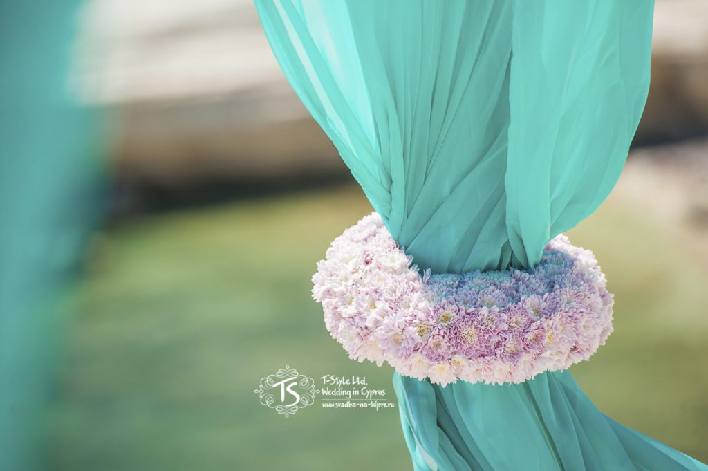 Декор свадебной арки на Кипре в мятно-розовом цвете