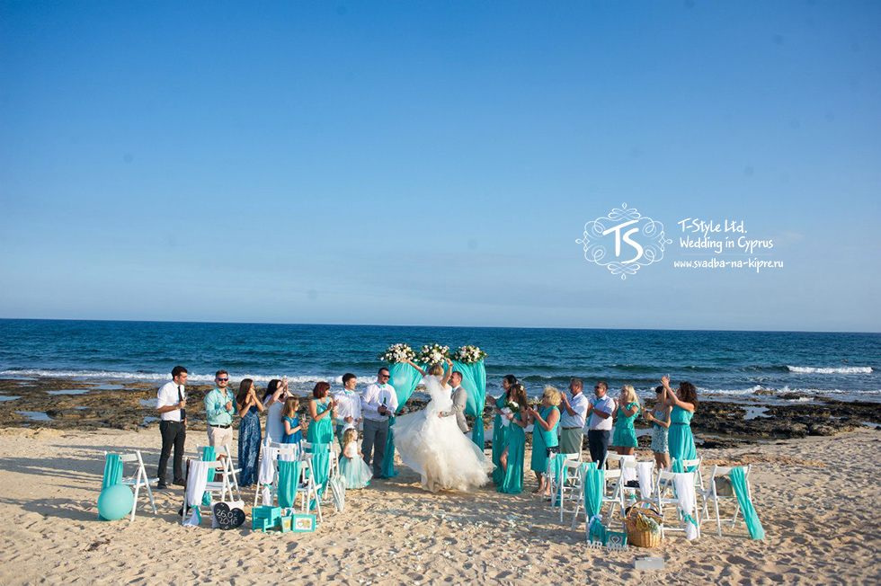 Свадебная церемония у моря на Кипре