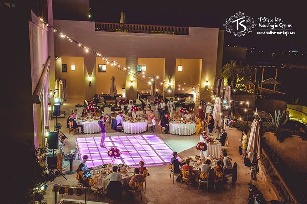 Декор террасы для свадебного ужина на Кипре