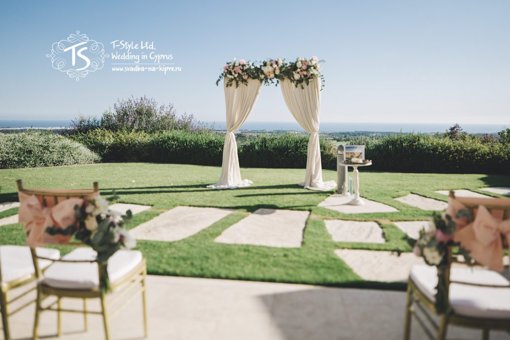 Свадебная Арка-П с живыми цветами для свадьбы на Кипре