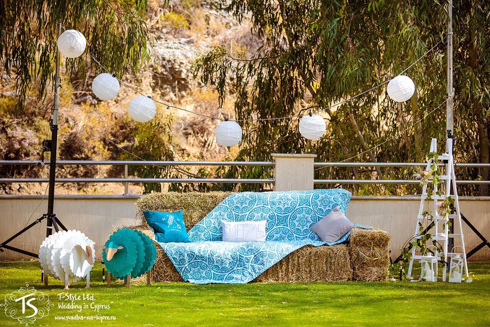 Декор фотозоны для свадьбы на Кипре на винодельне