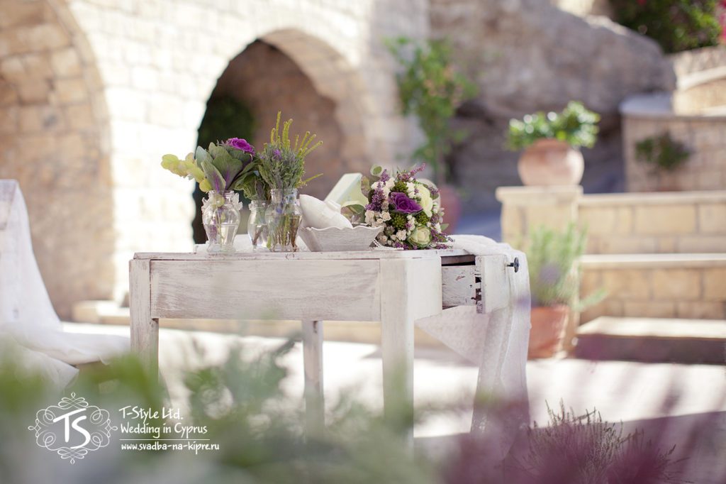 Декор места свадебной церемонии в муниципалитете Кипра