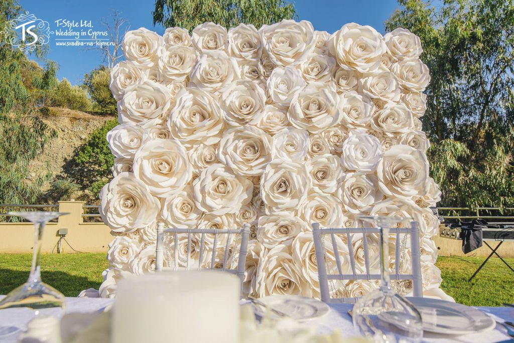 Задник для свадеьного стола из бумажных роз