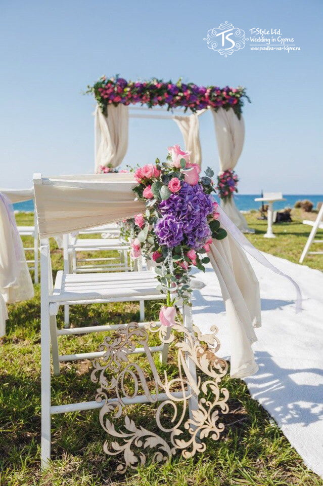 Фиолетовая свадьба на Кипре, декор стула