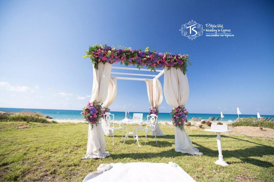Арка. Фиолетовая свадьба на Кипре