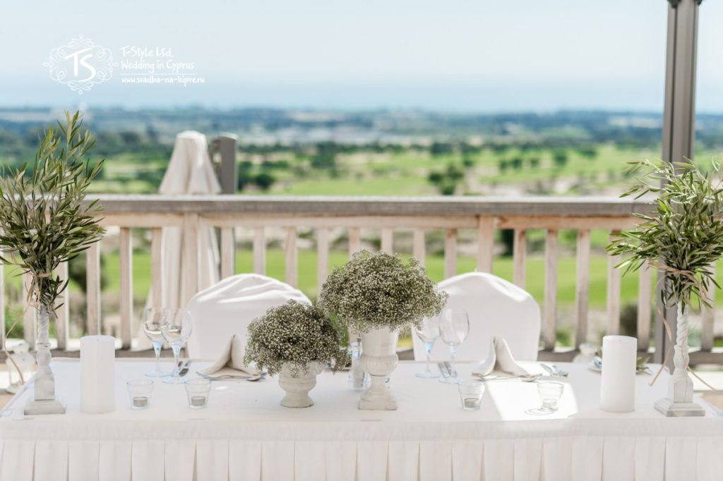 Главный стол для жениха и невесты на Кипре