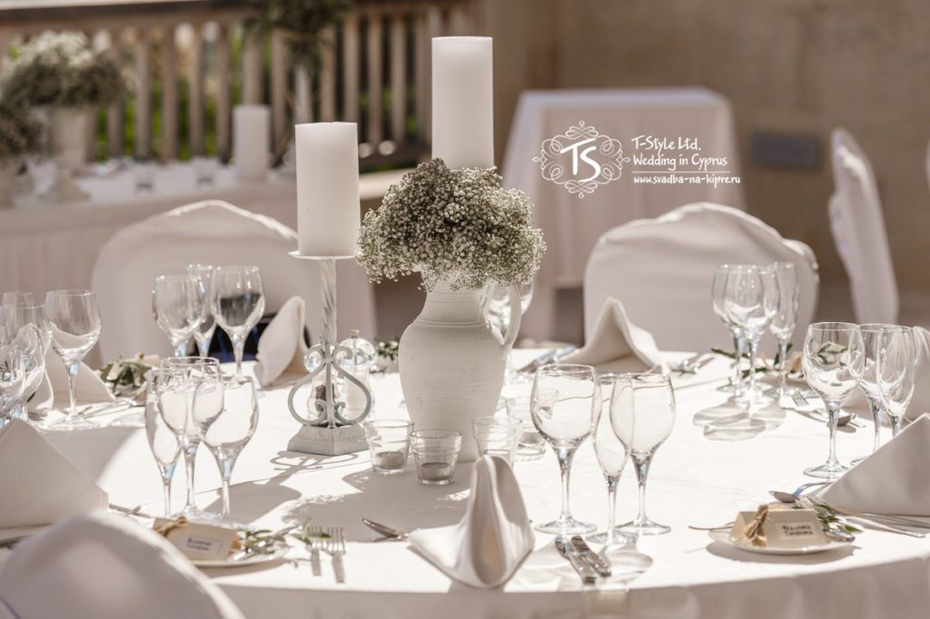 Декор стола для оливковой свадьбы на Кипре